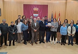 Varios representantes del Belén Viviente de Laguna de Duero recogen el reconocimiento por parte del Ayuntamiento.