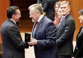 Javier Burrieza (izquierda) recibe, este viernes, la Medalla de Oro de las Cortes concedida a la Semana Santa de Castilla y León.