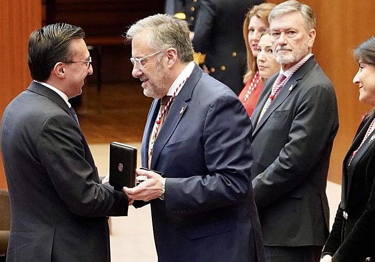 Javier Burrieza (izquierda) recibe, este viernes, la Medalla de Oro de las Cortes concedida a la Semana Santa de Castilla y León.