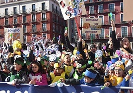 Desfile de Carnaval de los colegios de Valladolid, este viernes a su llegada a la Plaza Mayor.