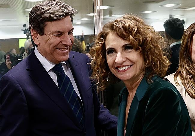 El consejero de Economía y Hacienda saluda a la ministra María Jesús Montero en el Consejo de Política Fiscal y Financiera celebrado en Madrid esta semana.