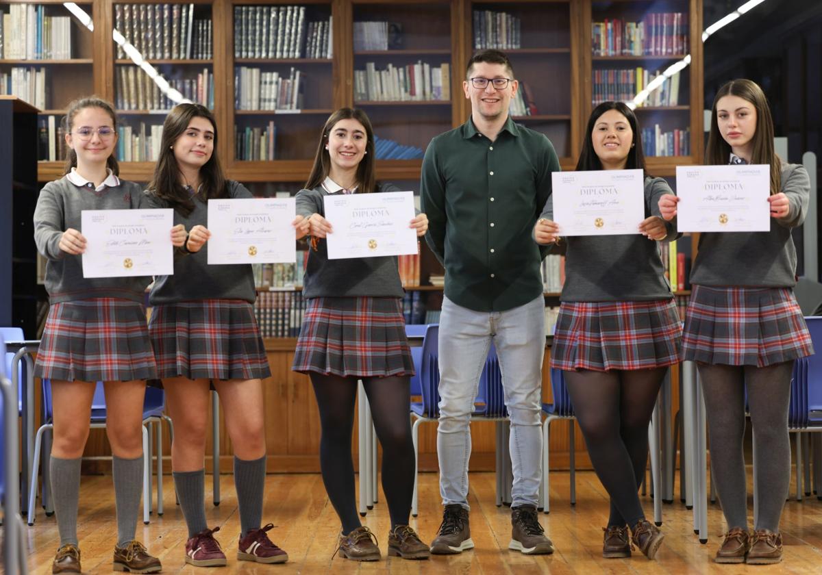 Edith Carnicero, Elia López, Coral García, el profesor Javier Cordero, Lucía Tamaroff y Alba Burón con sus diplomas de la Olimpiada