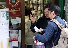 Turistas chinos compran mascarillas en enero de 2020 en una farmacia de Segovia.