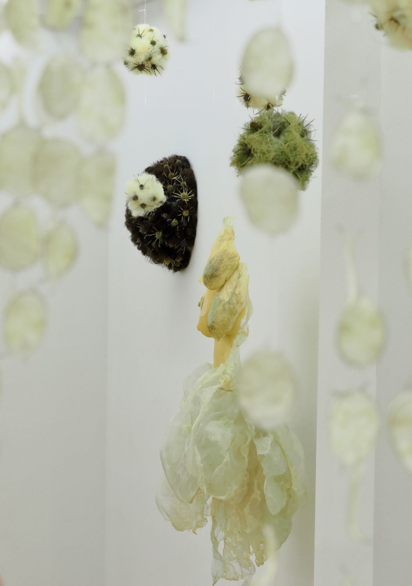 La nueva exposición de arte inspirada en Hadas y Monstruos en imágenes