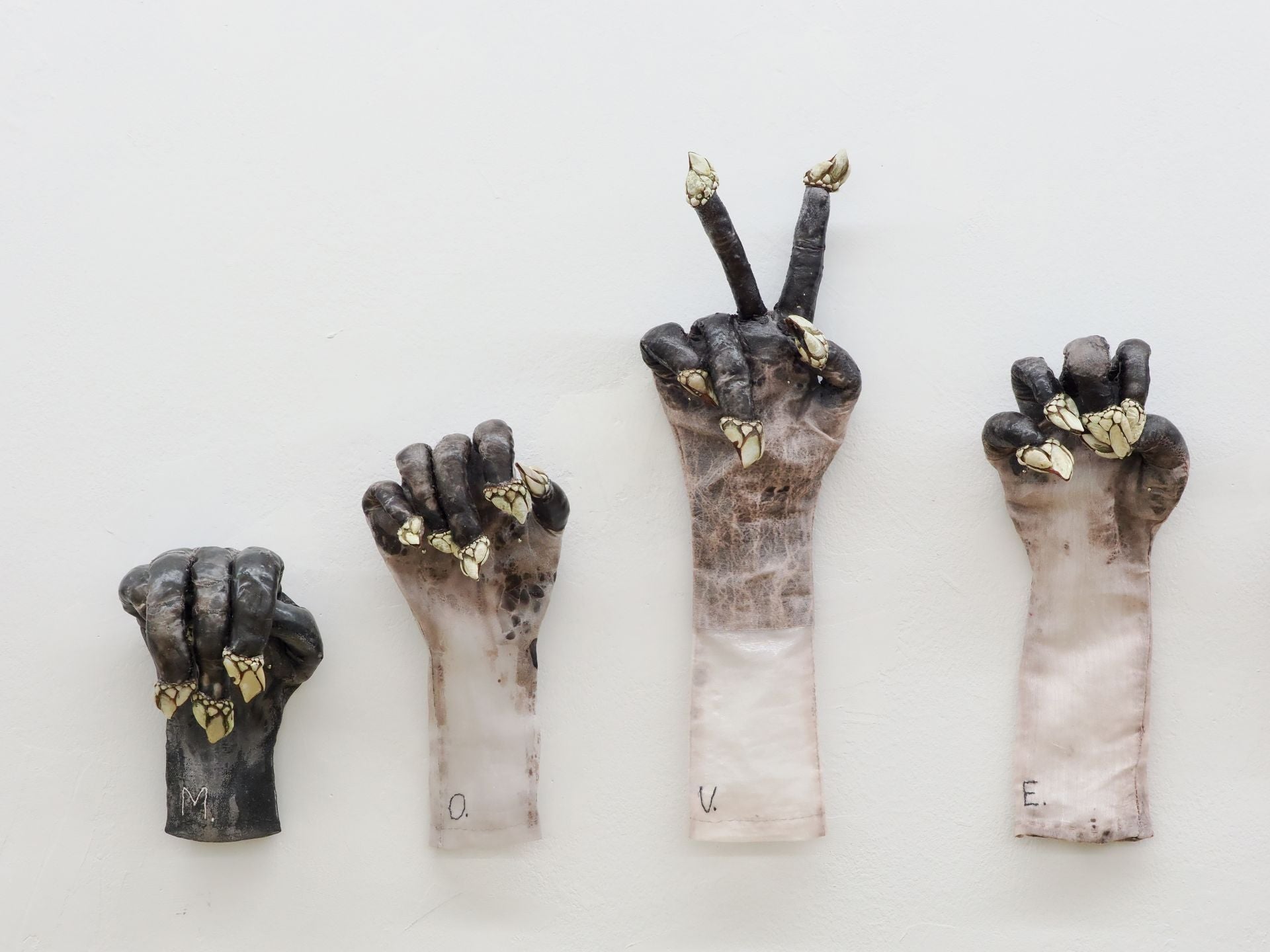 La nueva exposición de arte inspirada en Hadas y Monstruos en imágenes