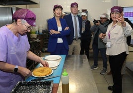 La ministra de Igualdad, en su visita a la cooperativa Lovepamur en Saldaña.