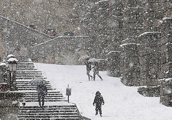 Imagen de archivo de una nevada en la ciudad de Segovia.