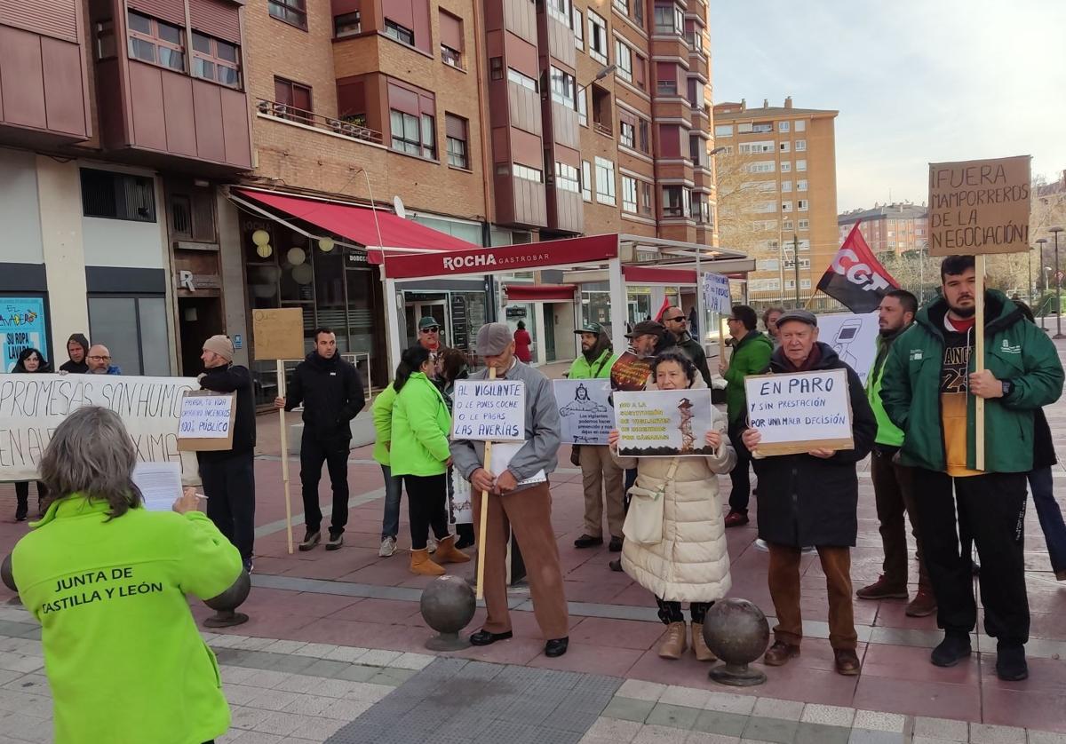 Concentración de los vigilantes de las torres de incendios, este viernes en Palencia.