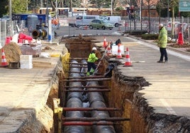 Los operarios trabajan en la instalación de la red de calor en la calle Adolfo Miaja de la Muela, en Parquesol.