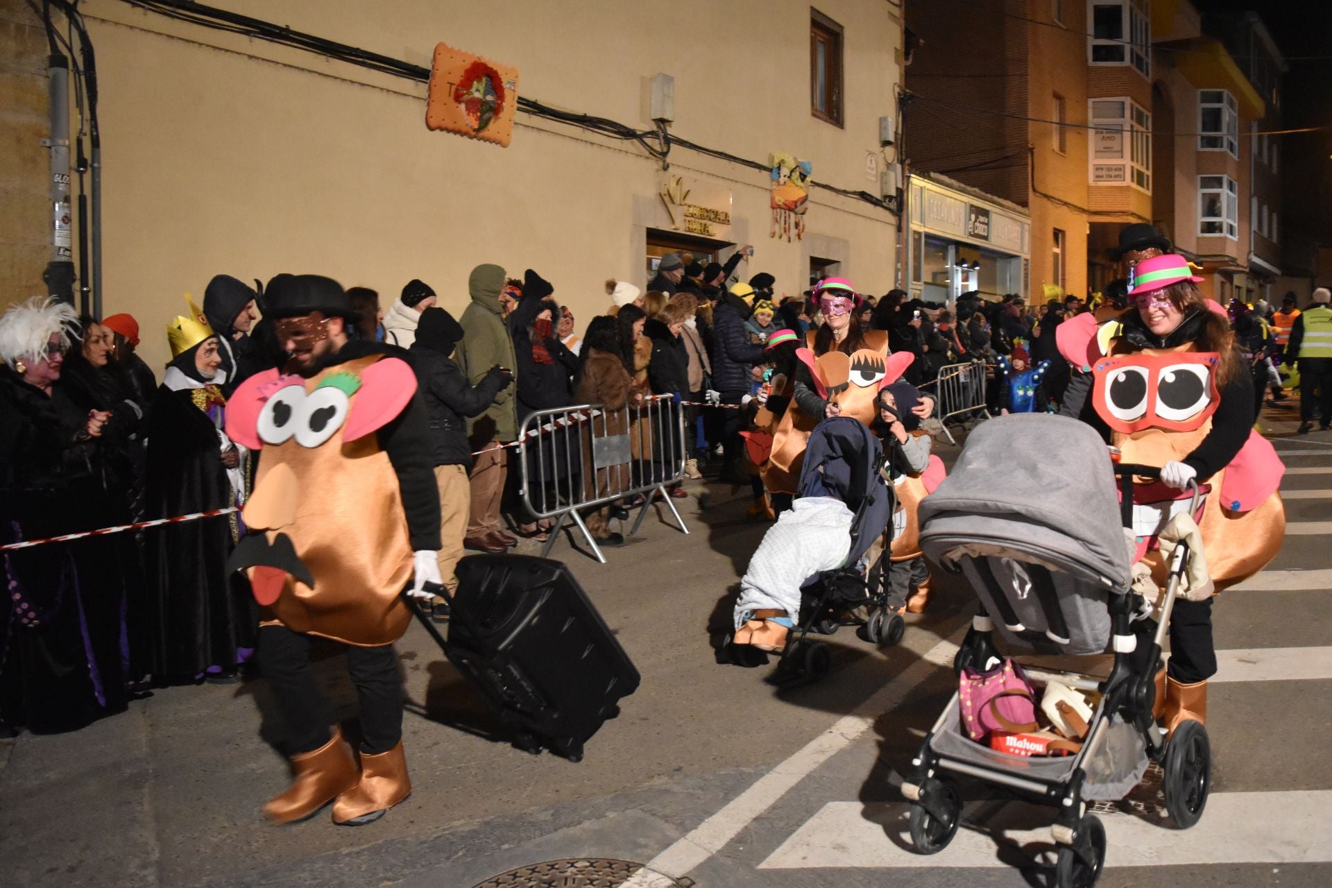 Así ha sido el gran desfile del Carnaval de la Galleta de Aguilar