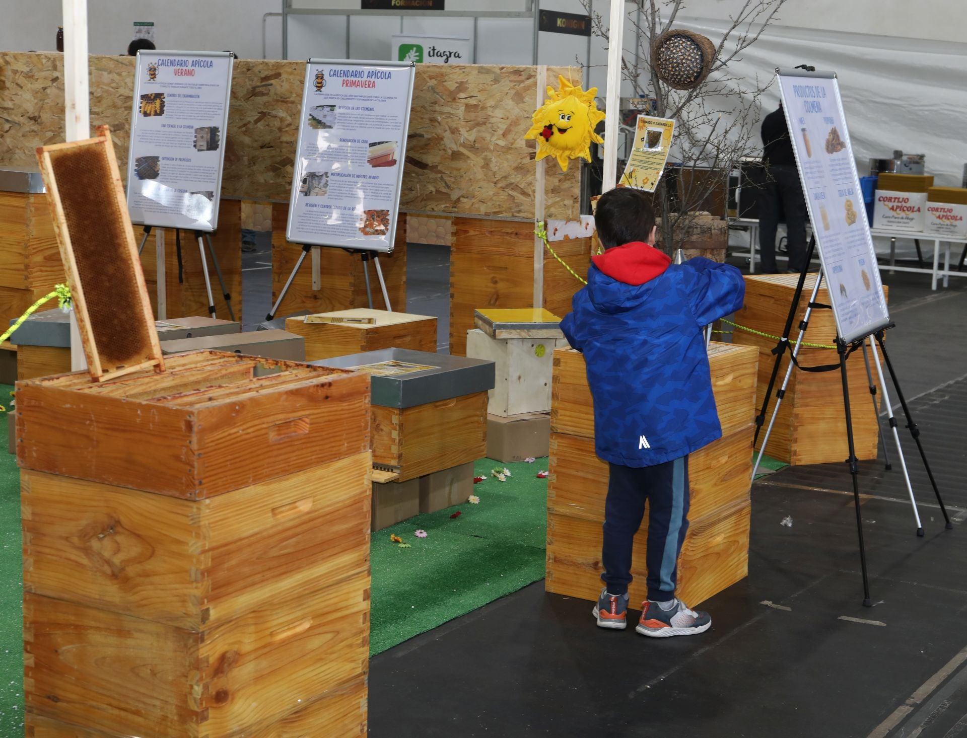 Así es la VI Feria Apícola de Castilla y León en Palencia