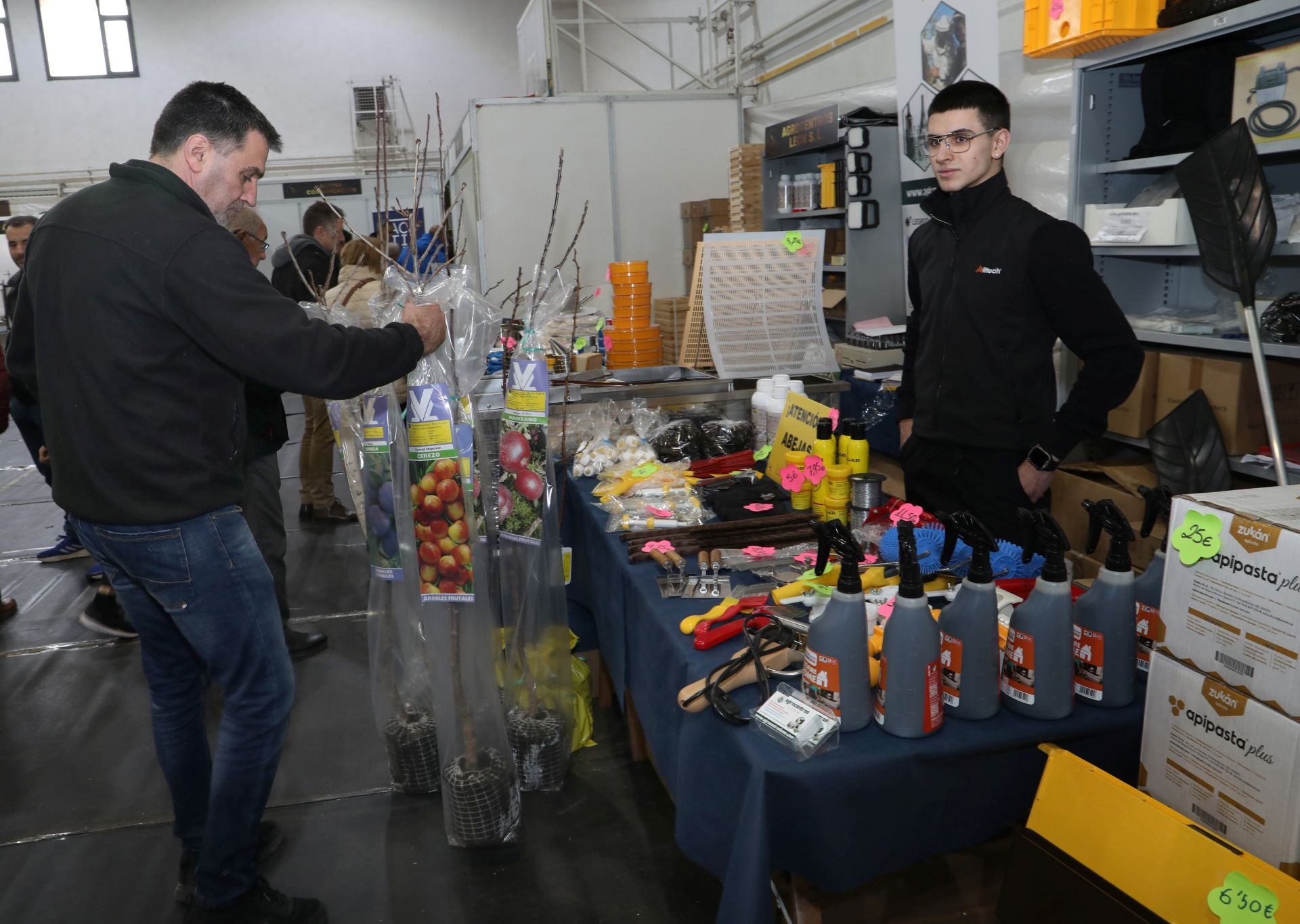 Así es la VI Feria Apícola de Castilla y León en Palencia