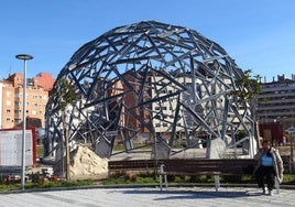 La geoda que ocupa el espacio central de la futura plaza de Francisco Javier León de la Riva, ya sin el soporte central de la estructura.