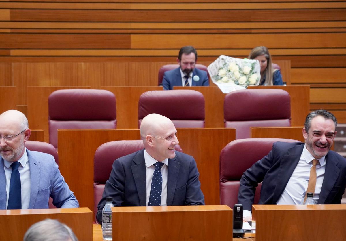 Los portavoces de Vox, en el hemiciclo. Detrás de ellos, los dos expulsados que han reclamado la paga correspondiente al mes de enero por parte del grupo parlamentario.