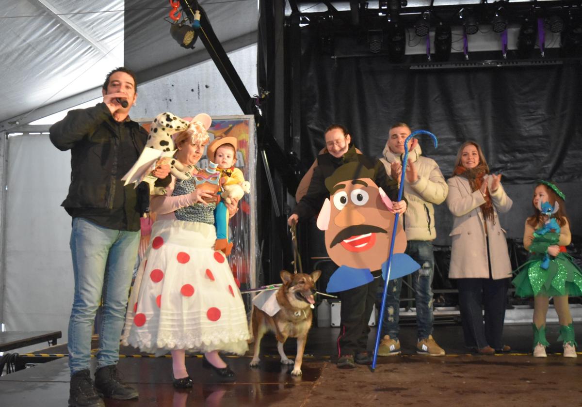 Ganadores del concurso de mascotas disfrazadas de Aguilar.