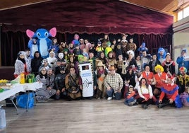 Vecinos de San Román de Hornija disfrazados en el centro cultural