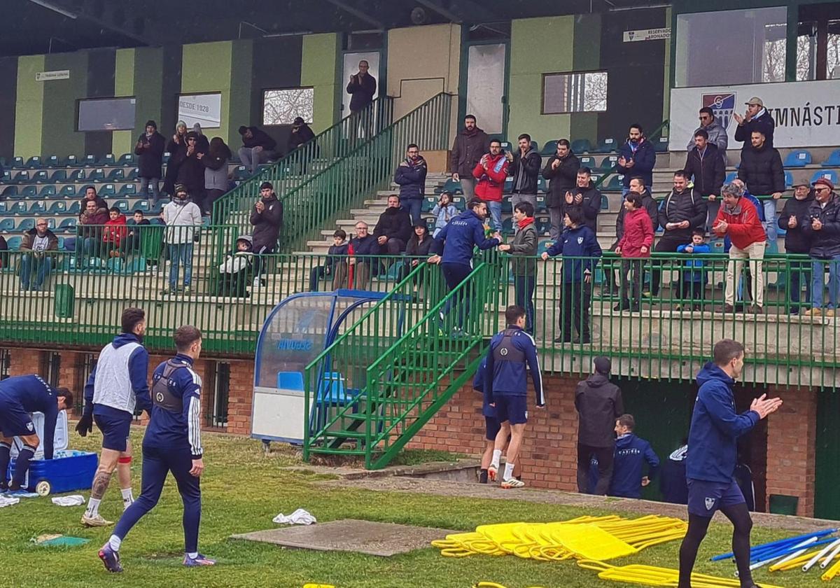 Los aficionados acudieron en gran número al último entrenamiento antes del partido para animar a los jugadores.