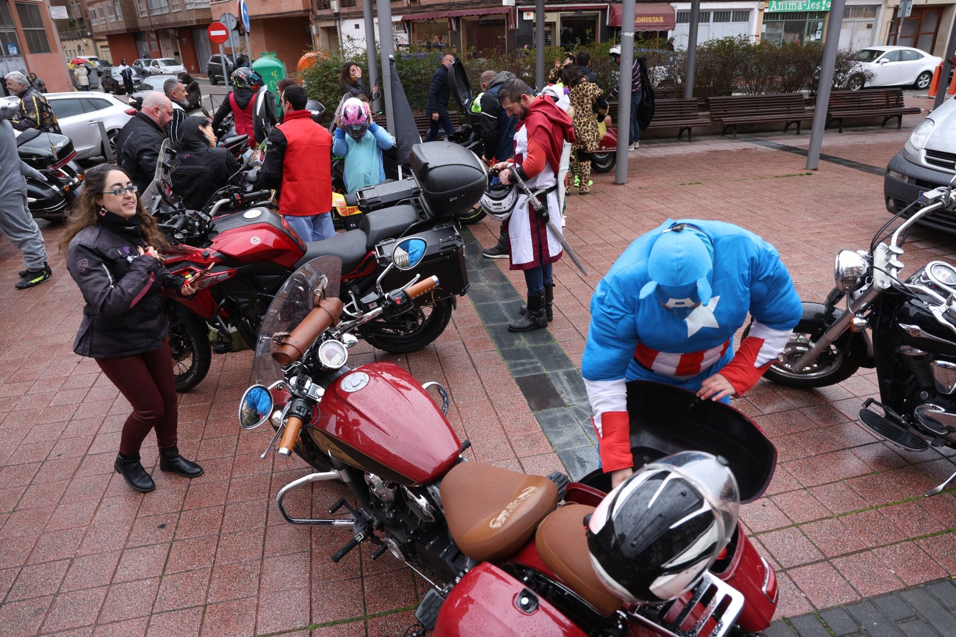Desfile de motos en la plaza Gutiérrez Semprún