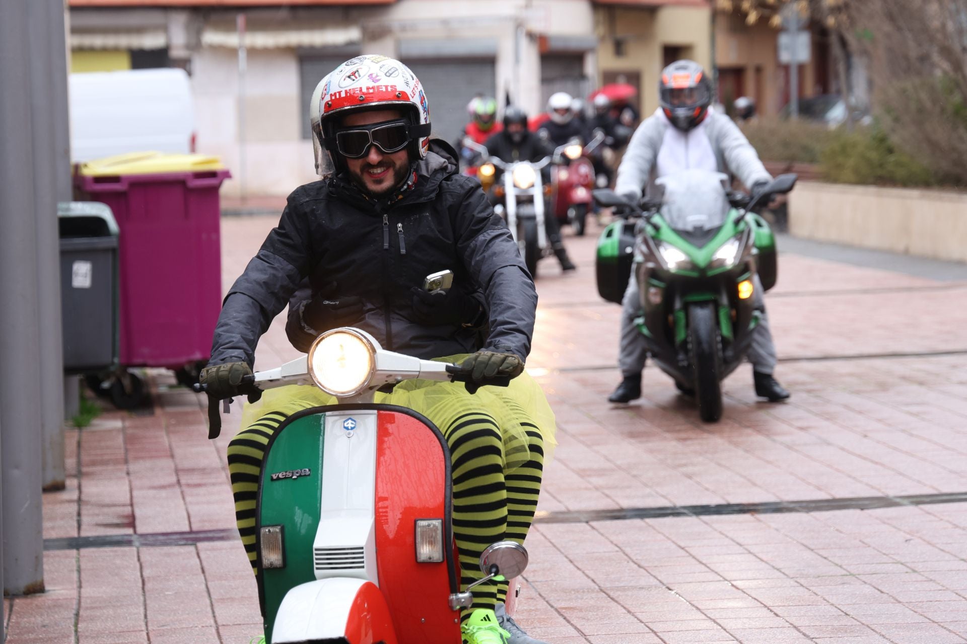 Desfile de motos en la plaza Gutiérrez Semprún