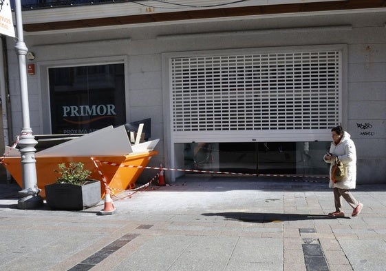 Obras en el interior del antiguo local del H&M, que se convertirá en Primor.