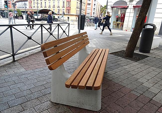 Nuevo modelo de banco instalado al inicio de Mantería, del lado de la plaza de España.