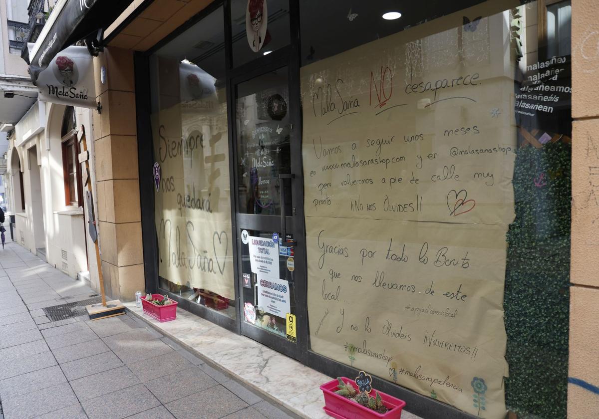 Escaparates empapelados con mensajes en la tienda Malasaña, que cerró el 26 de febrero.