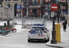 Agentes de la policía Local en su vehículo patrullan las calles de Valladolid.