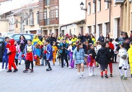 Un largo desfile con los niños disfrazados recorrió las principales calles riosecanas
