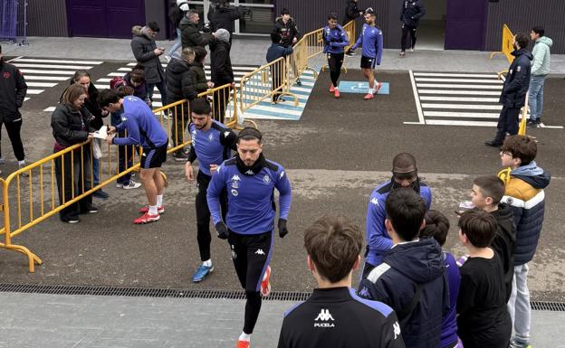 Salida de los jugadores al entrenamiento de este lunes entre peticiones de los primeros aficionados en acudir a los Anexos.