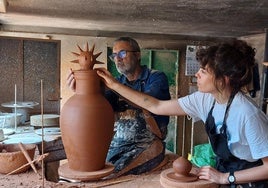 Cinta Arribas, trabajando con el alfarero Javier Velasco.