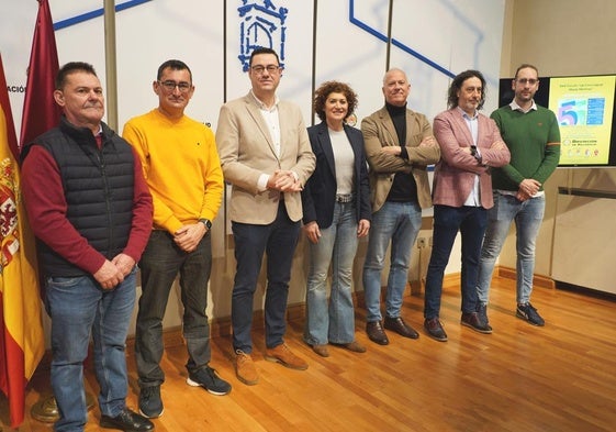 Los alcaldes de los municipios protagonistas escoltan al diputado Javier González y concejala Mayte Martínez.