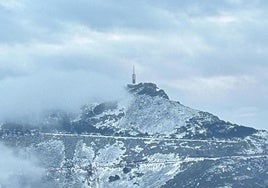 Vista de la Peña de Francia nevada este fin de semana.