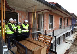 El presidente de la Junta visita las viviendas en construcción en Aguilar.