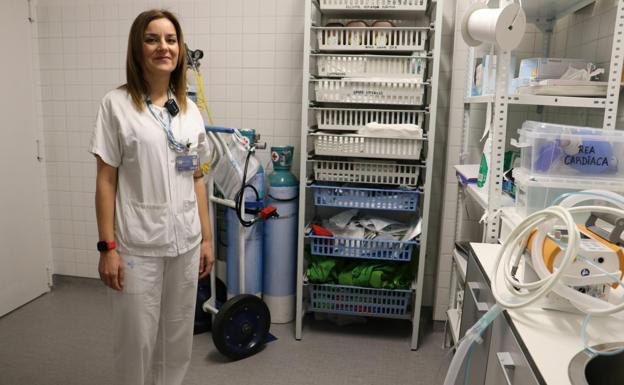 Beatriz González, enfermera de Rea, en el cuarto que en su día acumulaba decenas de Epis y servía de vestuario.