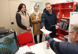 Lavandera registra su precandidatura en la sede del partido.