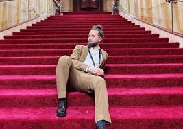 Carlos Sánchez, cortador de jamón, en las escaleras del Dolby Theatre.