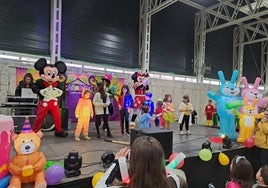 Concurso de disfraces en el polideportivo La Nava.