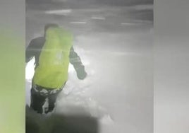 Un especialista del GREIM busca a los montañeros desaparecidos en Gredos.