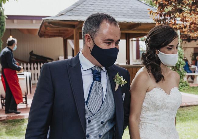 Pedro Puerta y Laura Álvarez con mascarillas el día de su boda