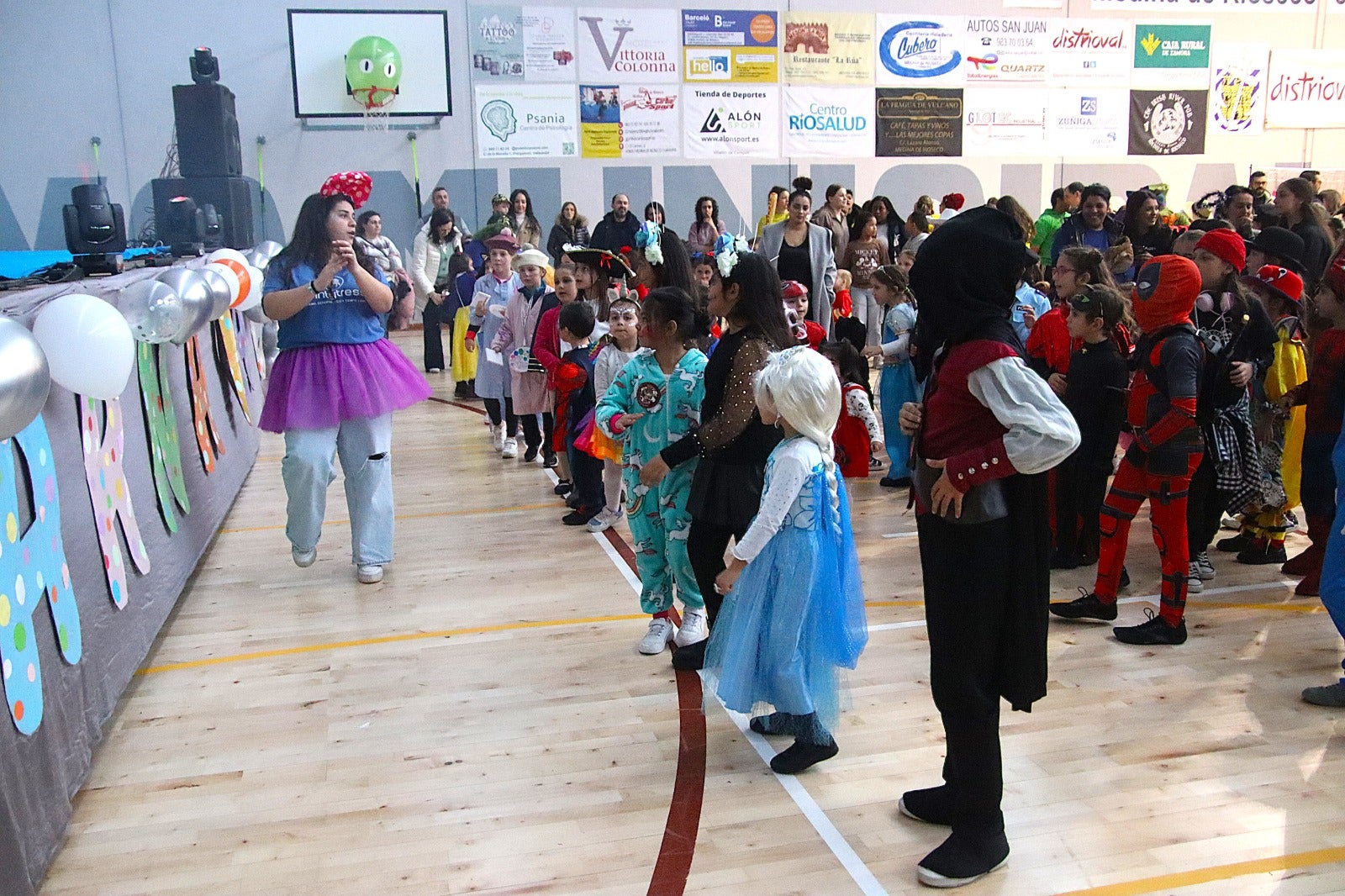 Los niños de Rioseco viven una divertida tarde de Carnaval