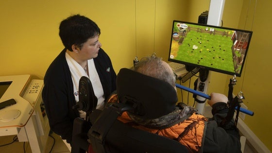 Socorro Martínez, jefa de la Unidad de Rehabilitación del Benito Menni, con un paciente en el centro hospitalario.