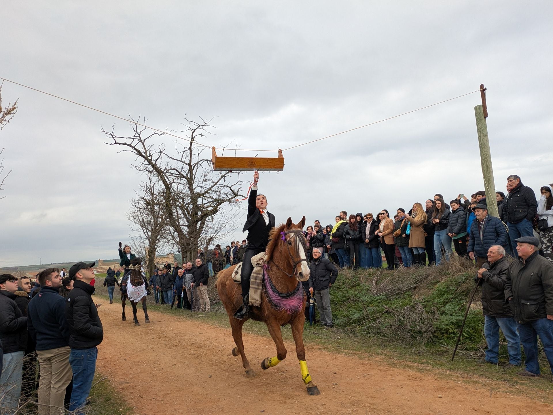 Carrera de cintas a caballo en Torrelobatón