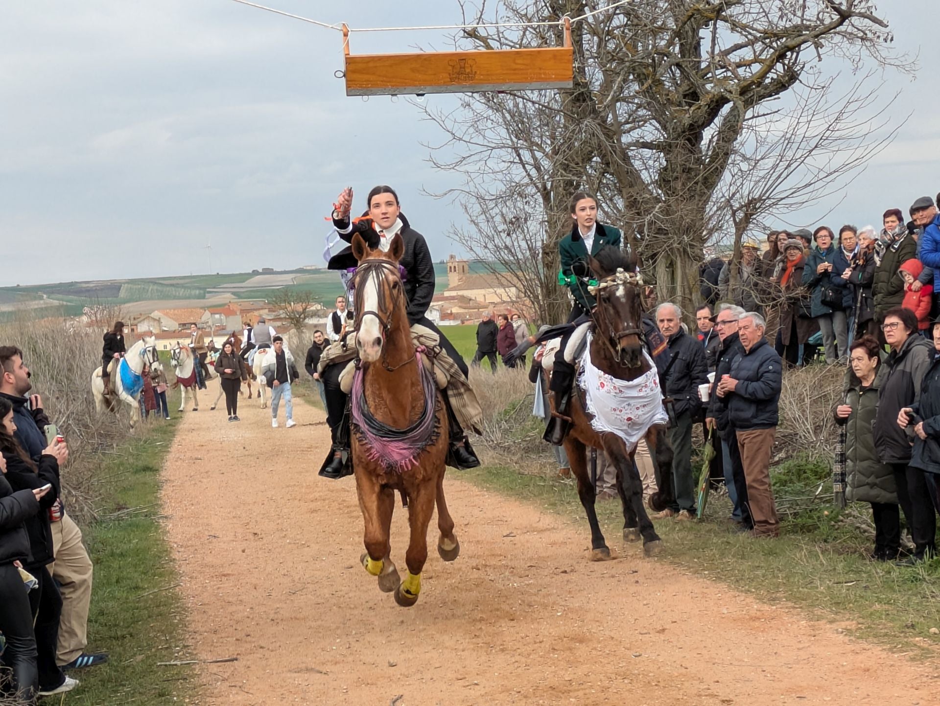 Carrera de cintas a caballo en Torrelobatón