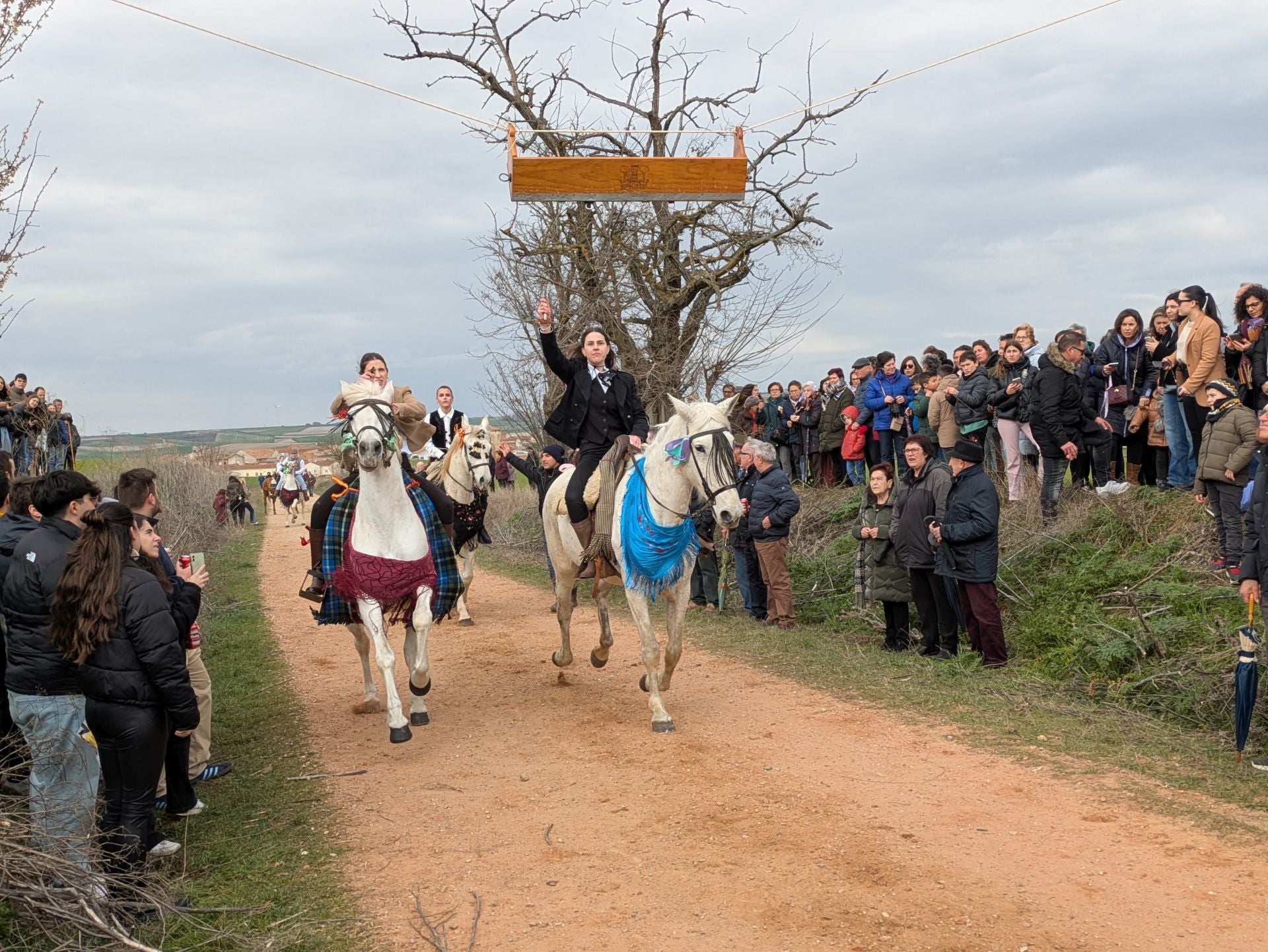 Carrera de cintas a caballo en Torrelobatón