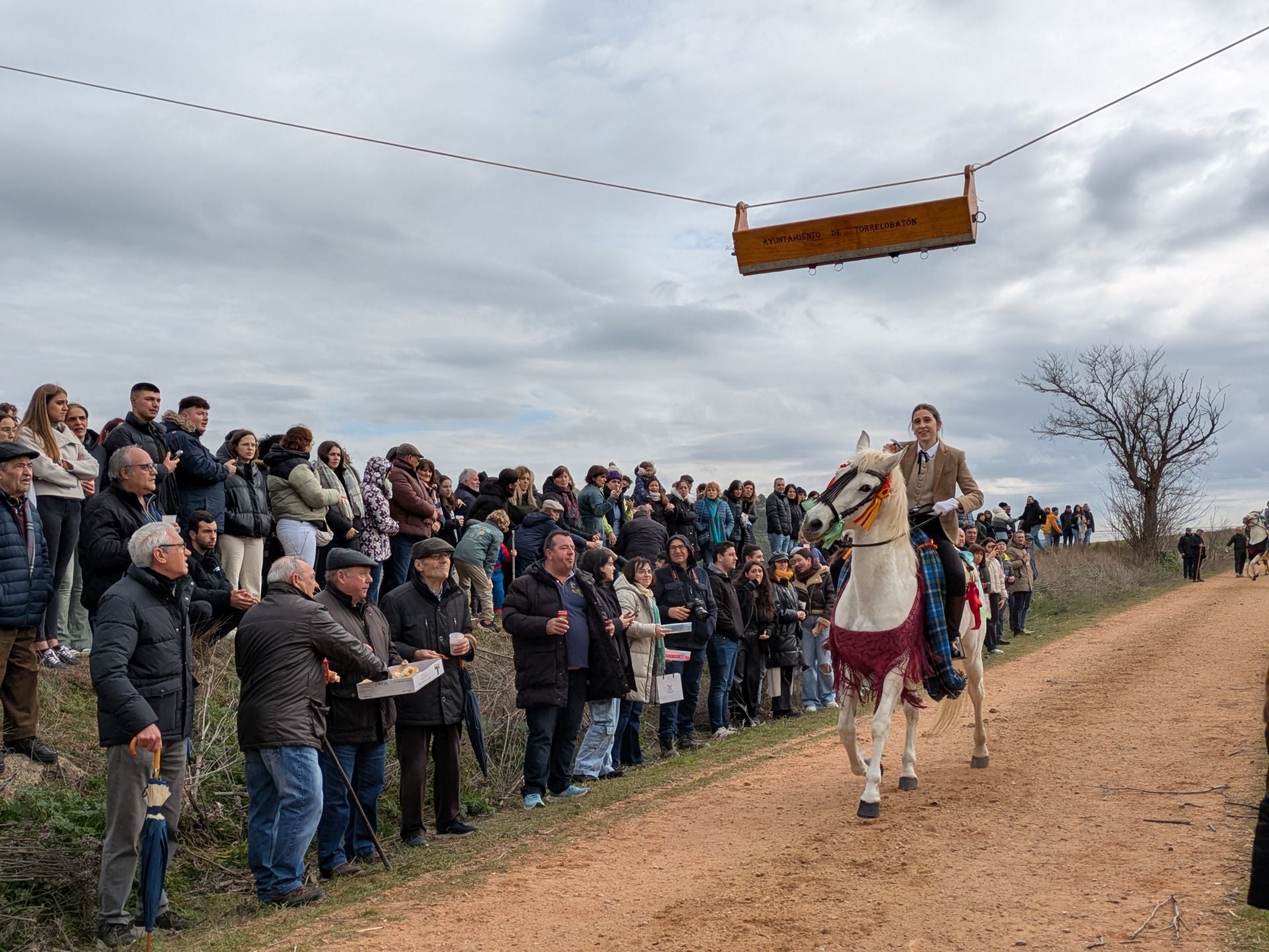 Carrera de cintas a caballo en Torrelobatón