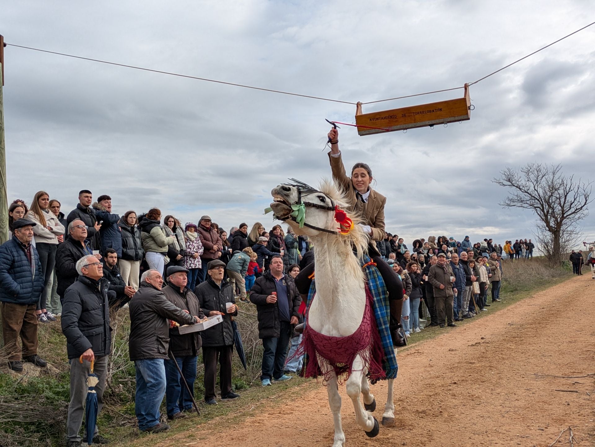 Carrera de cintas a caballo en Torrelobatón