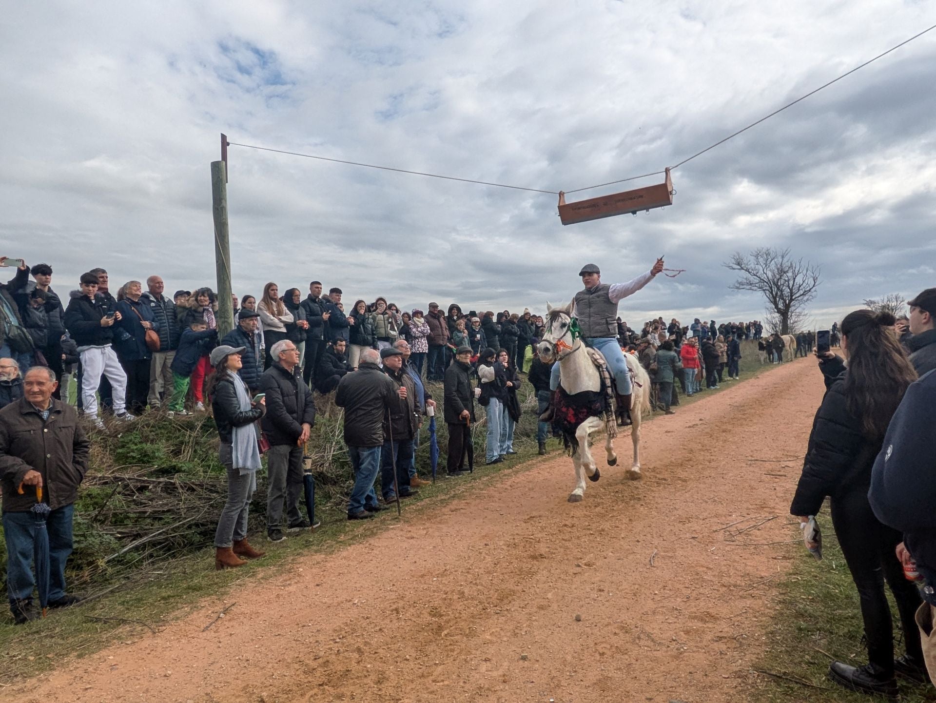 Carrera de cintas a caballo en Torrelobatón