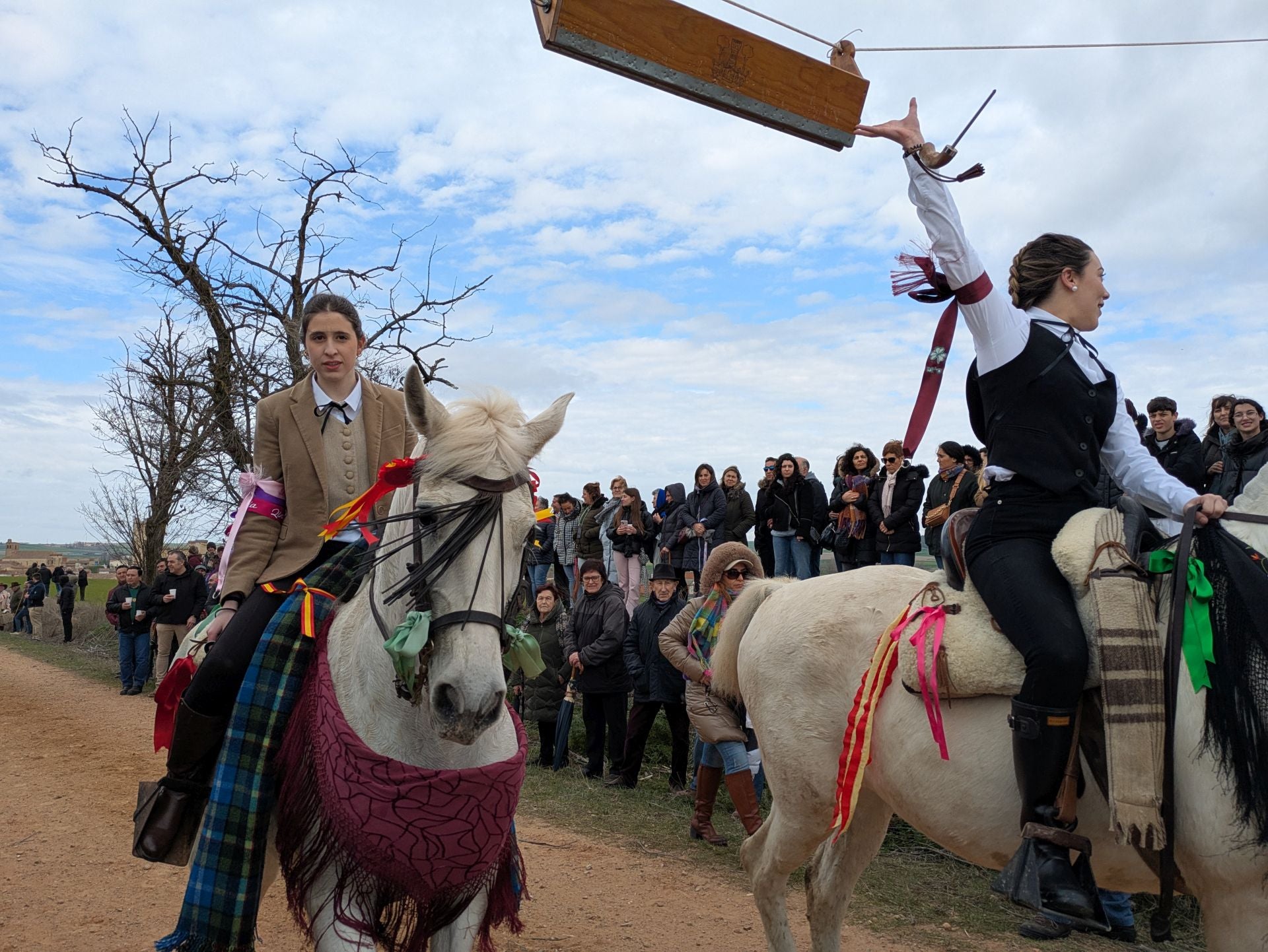 Carrera de cintas a caballo en Torrelobatón