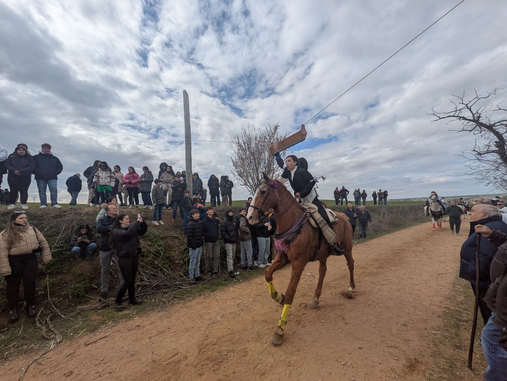 Carrera de cintas a caballo en Torrelobatón