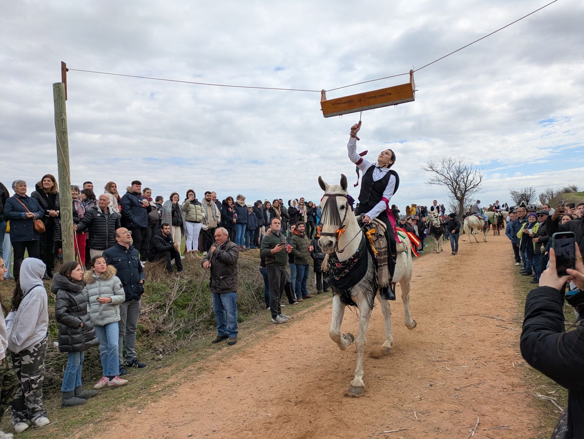Carrera de cintas a caballo en Torrelobatón